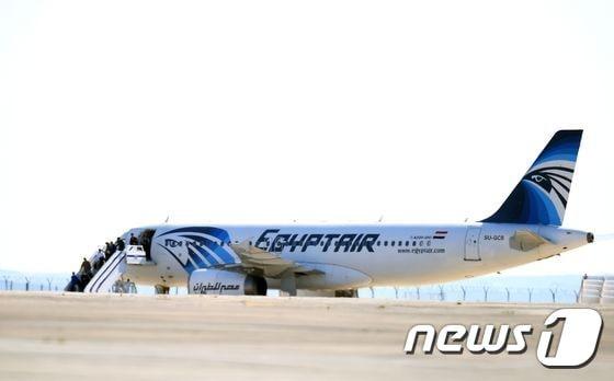 본문 이미지 - 이 자료 사진은 지난 3월 29일 촬영된 것으로, 이집트항공 에어버스 A-320에서 승객들이 내리고 있다. 이 기종과 동일한 이집트항공 소속 MS804편이 프랑스 파리를 떠나 이집트 카이로로 향하던 도중 19일(현지 시간) 레이더상에서 사라졌다. ⓒ AFP=뉴스1 