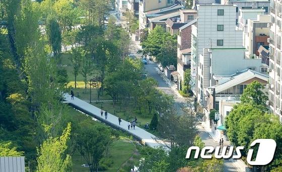 본문 이미지 - 홍대입구역 인근에서 바라본 경의선숲길 연남동 구간. 2016.5.19 ⓒ 뉴스1 오대일 기자