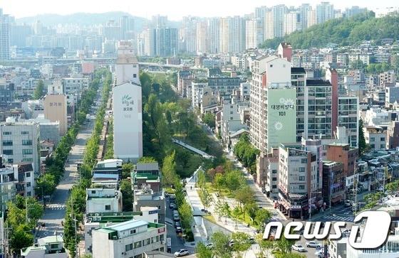 본문 이미지 - 홍대입구역 인근에서 바라본 경의선숲길 연남동 구간.  ⓒ 뉴스1 오대일 기자