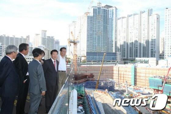 본문 이미지 - 안상수 창원시장(오른쪽 두번째)이 19일 부산 해운대 엘시티 더샵 공사현장을 둘러보고 있다.(창원시 제공)2016.5.19./뉴스1 ⓒ News1 남경문 기자