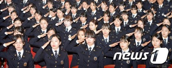 본문 이미지 - 거수경례하는 여성경찰들 ⓒ News1