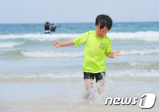 본문 이미지 - 제주시 월정리 해변을 찾은 한 어린이가 물놀이를 하고 있다.ⓒ News1 이석형 기자