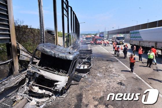 본문 이미지 - 지난달 20일 오전 11시35분 대구 동구 숙천동 경부고속도로 상행선 117km 지점에서 승용차에 부딪힌 탱크로리가 도로 갓길의 방음벽과 충돌하면서 불이 났다. 사고로 탱크로리에 실려있던 경유 3만2000리터가 불길에 휩싸여 상.하행선이 2시간여 동안 통제돼 극심한 차량 정체를 빚었다. 2016.5.20/뉴스1 ⓒ News1 이종현 기자