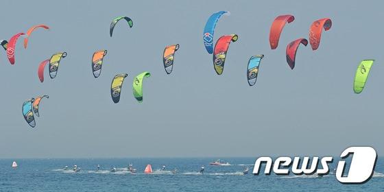 본문 이미지 - 강원도 강릉 송정해변에서 열린 ‘강릉시카이트보딩연합회장배 전국카이트보딩대회’ 모습.(뉴스1 자료) ⓒ News1 서근영 기자