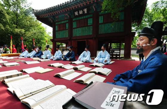 본문 이미지 - 전북 전주시 한옥마을 전주사고에서 열리고 있는 조선왕조실록 포쇄 재현행사/뉴스1 DB ⓒ News1 문요한 기자
