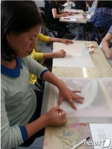 본문 이미지 - 현수막 에코백 제작을 실습하는 초등교사들(서울시 제공)ⓒ News1