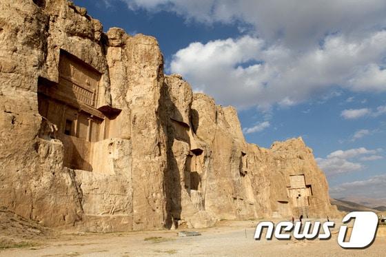 본문 이미지 - 아케메네스 왕조 페르시아의 왕들의 암굴묘인 낙쉐로스탐. 거대한 규모에 압도 당하지만 암굴묘와 함께 새겨진 사산왕조 왕들의 전승도는 당대의 역사를 증언하고 있다. ⓒ News1 이상문 기자.
