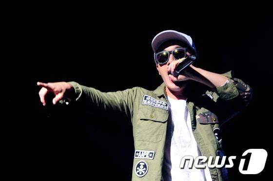 본문 이미지 - 22일 오후 전북 전주시 전북대학교 삼성문화회관에서 열린 2016 전주 B-boy 그랑프리 축하공연으로 참가한 래퍼 산이가 열띤 공연을 하고 있다.2016.5.22/뉴스1 ⓒ News1 문요한 기자