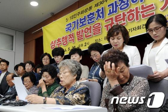 본문 이미지 - 지난 23일 오후 광주 서구 치평동 시의회 3층 브리핑룸에서 열린 광주지방보훈청 과장의 성추행적 발언 규탄 기자회견에서 오월어머니집 회원들이 눈물을 훔치고 있다. 광주시와 오월어머니집에 따르면 지난 18일 광주 북구 운정동 국립 5·18민주묘지에서 열린 제36주년 5·18민주화운동 기념식에서 국가보훈처 광주지방보훈청 A 총무과장이 빈 자리를 찾던 오월어머니집 노영숙 관장(62)에게