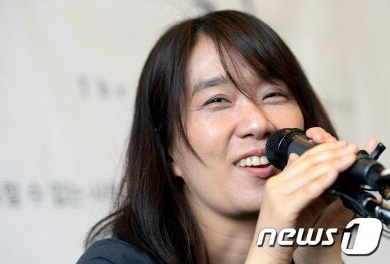 본문 이미지 - 맨부커상 인터내셔널 부문을 수상한 소설가 한강이 24일 서울 마포구의 한 카페에서 열린 신작 &#39;흰 &#39; 출간 기념 및 맨부커상 수상 관련 기자간담회에서 환하게 웃음짓고 있다. 지난 2013년부터 준비한 소설집 &#39;흰&#39;은 삶과 죽음에 대한 사유를 담은 소설집이자 시집으로 모두 65편의 시가 담겼다. 2016.5.24/뉴스1 ⓒ News1 오대일 기자