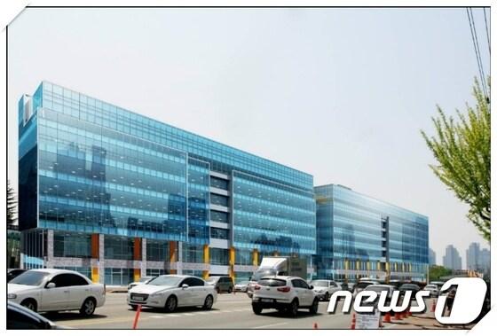 본문 이미지 - 청주산단에 자리한 지식산업센터.  ⓒ News1DB