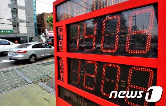 본문 이미지 - 24일 서울 시내의 한 주유소 유가정보 게시판에 휘발윳값이 1408원을 나타내고 있다. 한국석유공사에 따르면 이날 전국 주유소의 휘발유의 평균 판매가격은 전날보다 2.73원 오른 ℓ당 1,402.59원으로 집계됐다. 국내 휘발유 평균 판매가가 1,400원대로 올라선 것은 지난 1월 6일(1,400.78원) 이후 4개월 반 정도 만이다. 2016.5.24/뉴스1 ⓒ News1 구윤성 기자