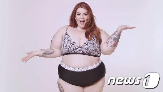 본문 이미지 - 페이스북이 문제삼은 유명 과체중 모델 테스 홀리데이의 사진.(페이스북 캡처)ⓒNews1