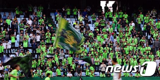 본문 이미지 - 24일 오후 전북 전주시 전주월드컵경기장에서 열린 전북 현대와 멜버른 빅토리의 2016 아시아축구연맹(AFC) 챔피언스리그 16강 2차전 경기에서 전북현대 팬들이 응원을 하고 있다.2016.5.24/뉴스1 ⓒ News1 문요한 기자