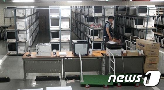 본문 이미지 -  컴퓨터 장비들이 쌓여 있다.(사진은 기사 내용과 무관함) 2016.5.25 ⓒ 뉴스1 손형주 기자
