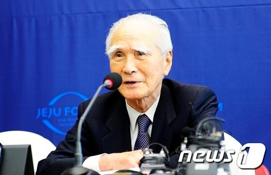 본문 이미지 - 무라야마 도미이치 전 일본 총리가 25일 제주컨벤션센터에서 열린 제11회 제주포럼에서 기자회견을 갖고 아베 총리가 위안부 할머니들에게 사죄해야 한다고 밝히고 있다. 2016.5.25/뉴스1 ⓒ News1 안서연 기자