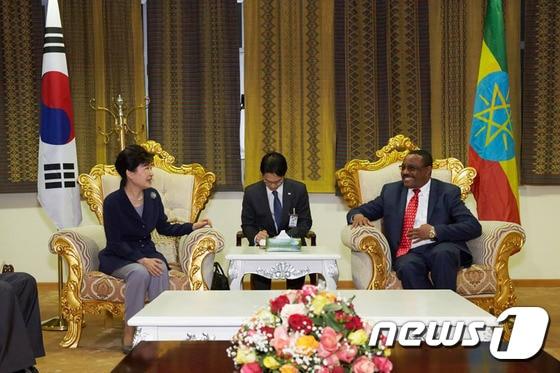 본문 이미지 - 아프리카 3개국 및 프랑스 국빈방문에 나선 박근혜 대통령이 25일 오후(현지시간) 첫 순방국인 에티오피아 아디스아바바 볼레 국제공항에 도착해 환영 나온 하일레마리암 데살렌 총리와 환담을 하고 있다. (청와대) 2016.5.26/뉴스1 ⓒ News1 이광호 기자
