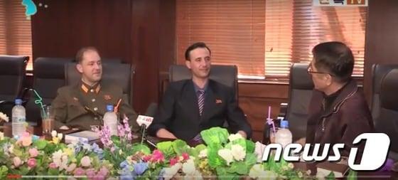 본문 이미지 - 1962년 북한으로  월북한  미군 제임스 드레스녹의 두  아들이 북한 민족TV에 출연한 장면. [출처=WP]ⓒ News1