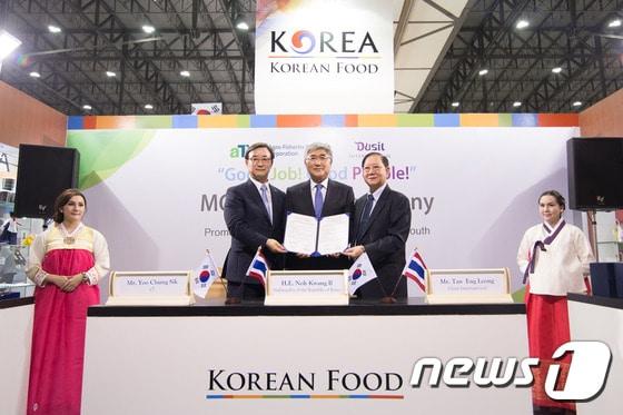 본문 이미지 - 동남아 최대의 식품박람회인 '2016 방콕식품박람회'에 유충식 aT 식품수출이사, 노광일 주태국 한국대사, 두짓타니 부회장(왼쪽부터)이 협약을 체결하고 있다.(aT제공) 2016.5.26ⓒ News1