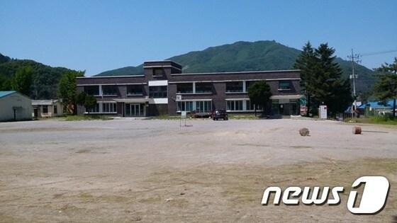 본문 이미지 - 학생 수가 급격하게 줄어드는 입학절벽이 시작되면서 전국 곳곳에 폐교가 늘고 있다. 사진은 경기도 파주의 한 폐교.(뉴스1 DB) ⓒ News1