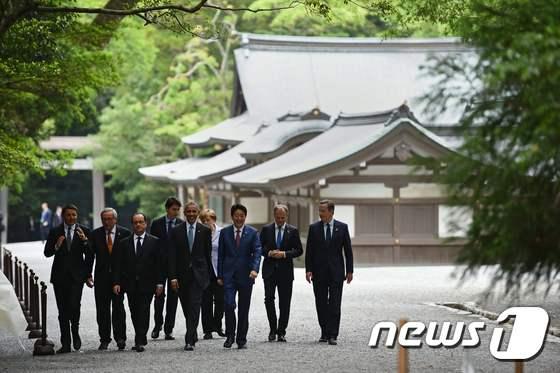 본문 이미지 - 선진 7개국(G7) 정상들이 26일 오전 일본 미에현 이세시의 이세신궁을 방문 중이다. 왼쪽부터 마테오 렌치 이탈리아 총리, 장클로드 융커 유럽연합(EU) 집행위원장, 프랑수아 올랑드 프랑스 대통령, 저스틴 트뤼도 캐나다 총리, 버락 오바마 미국 대통령, 앙겔라 메르켈 독일 총리, 아베 신조 일본 총리, 도널드 투스크 EU 정상회의 상임의장, 데이비드 캐머런 영국 총리. ⓒ AFP=뉴스1