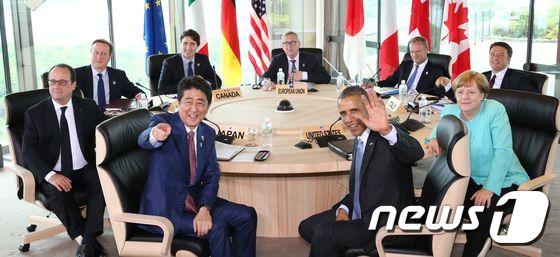 본문 이미지 - 주요 7개국(G7) 정상회의가 26일 일본 미에(三重)현 이세시마(伊勢志摩)에서 개막한 가운데 세션 2 미팅에 앞서 정상들이 사진 포즈를 취했다. 앞줄 왼쪽부터 아베 신조 일본 총리, 버락 오바마 미국 대통령, 앙겔라 메르켈 독일 총리 등이 있다. ⓒ AFP=뉴스1