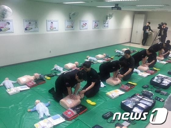 본문 이미지 - 대한항공 승무원들이 심폐소생술 훈련을 하고 있다./사진=김희준 기자ⓒ News1