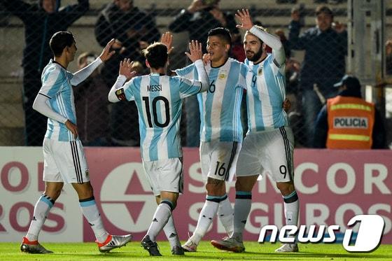본문 이미지 - 아르헨티나 선수들이 28일(한국시간) 아르헨티나 산 후안의 에스타디오 산 후안 댈 비센테나리오에서 열린 온두라스와의 평가전에서 곤잘로 이과인(오른쪽)의 득점 후 기뻐하고 있다. ⓒ AFP=News1
