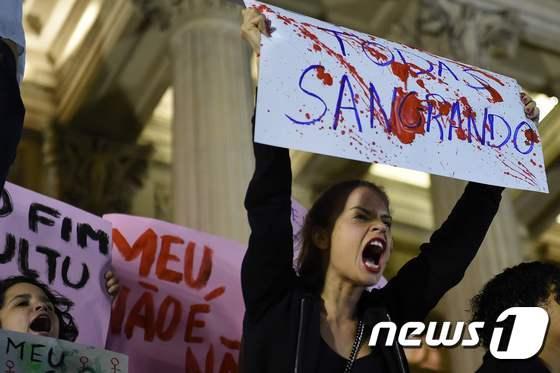 본문 이미지 - 27일 브라질 리우데자네이루 의회 앞에서 모여 갱단의 10대 소녀 성폭행 사건을 규탄하는 시위가 열리고 있다. ⓒ AFP=뉴스1