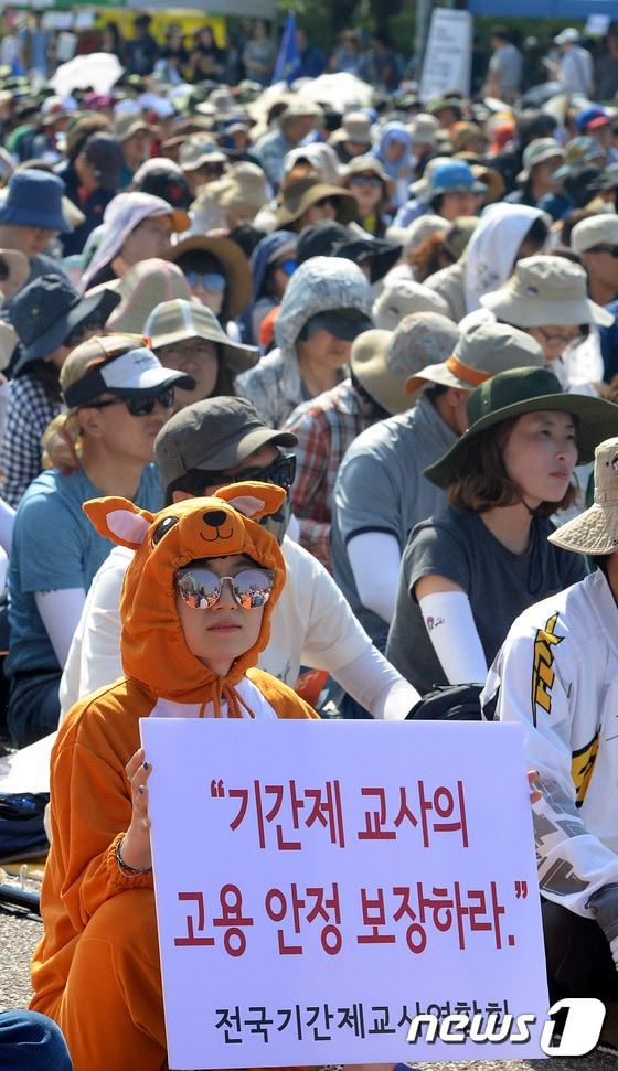 본문 이미지 - 기간제 교사의 고용 안정 보장을 요구하는 모습 ⓒ News1