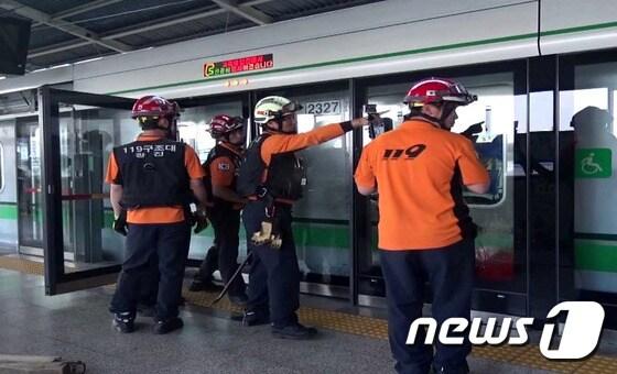 본문 이미지 - 28일 오후 5시55분께 서울 광진구 지하철 2호선 구의역 승강장에서 점검보수작업 중이던 유지보수업체 직원 김모씨가 진입하던 열차와 승강장안전문 사이에 끼어 숨지는 사고가 발생해 소방대원들이 사고를 수습하고 있다. &#40;광진소방서 제공&#41; 2016.5.28/뉴스1