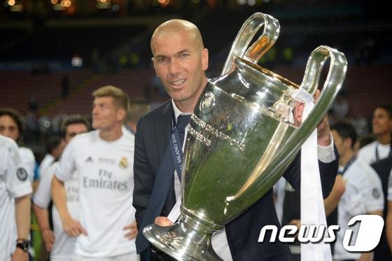 본문 이미지 - 지네딘 지단 레알 마드리드 감독이 29일(한국시간) 이탈리아 밀란의 산 시로에서 유럽축구연맹(UEFA) 챔피언스리그 우승컵을 들어올리고 있다. ⓒ AFP=News1