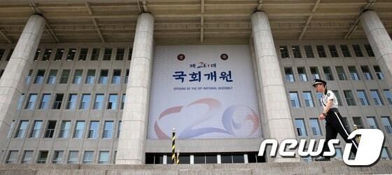 본문 이미지 - 20대 국회 개원을 하루 앞둔 29일 오전 국회 본청에 제20대 국회 개원을 알리는 대형 플래카드가 걸려 있다. 2016.5.29/뉴스1 ⓒ News1 손형주 기자