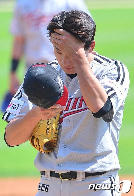본문 이미지 - 29일 오후 서울 잠실야구장에서 열린 '2016 타이어뱅크 KBO 프로야구' 두산 베어스와 LG 트윈스의 경기에서 두번째 투수로 등판한 최동환. ⓒ News1 신웅수 기자