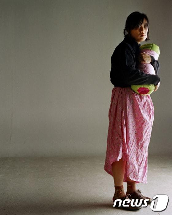 본문 이미지 - Park Youngsook_Mad Women’s #1_c-print_150x120cm_1999 (이하 아라리오갤러리 제공)