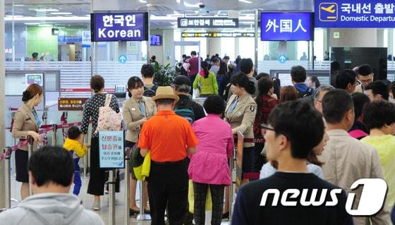 본문 이미지 - 3일 오전 제주공항에서 항공기 운항이 재개 되자 공항 이용객들이 출국장으로 들어가고 있다. 제주공항은 지난 2일 제주 전역에 강한 바람이 불어 항공기가 대거 결항됐다.2016.5.3/뉴스1 ⓒ News1 이석형 기자