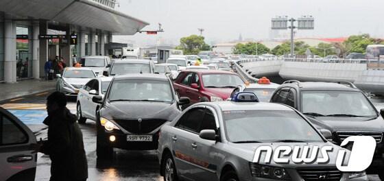 본문 이미지 - 렌터카 등이 몰리면서 심한  교통체증이 발생하고 있는 제주국제공항 내부 도로. /뉴스1 ⓒ News1 이석형 기자