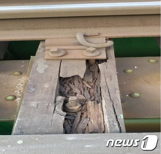 본문 이미지 - 파손된 철로 목침목/자료=감사원ⓒ News1