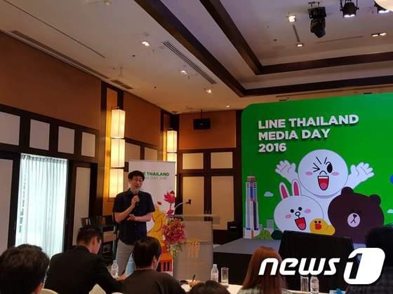 본문 이미지 - 신중호 라인 대표가 지난 2016년 3월 태국 방콕에서 열린 라인 태국 사업 설명회에 참석해 라인의 현지화 전략을 설명하고 있다. ⓒ News1
