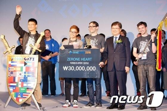 본문 이미지 - 미국의 'PPP'팀이 12일 미래창조과학부 주최로 열린 국제해킹방어대회 '코드게이트 2017'에서 2년 연속 우승을 차지했다. ⓒ News1