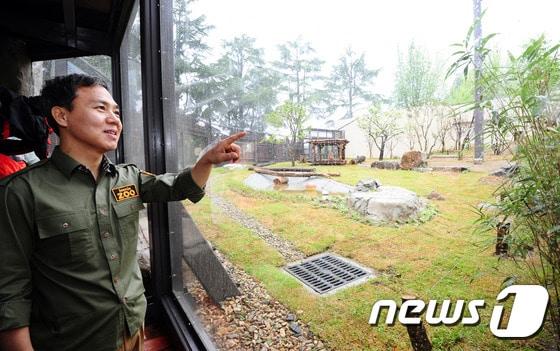 본문 이미지 - 3일 전북 전주시 전주동물원 호랑이·사자 우리 환경개선 준공 및 방사행사에서 김승수 전주시장이 새로 지은 사자 우리를 살펴보고 있다.2016.5.3/뉴스1 ⓒ News1 문요한 기자