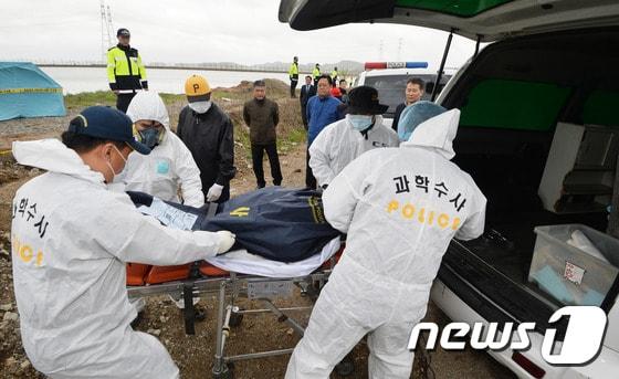 본문 이미지 - 자루 속에서 사람 하반신이 발견된지 이틀 지난 3일 오후 경기도 안산시 대부도 입구 방아머리선착장 부근에서 자루에 담긴 상반신 사체가 발견돼 과학수사대가 시신을 옮기고 있다.  2016.5.3/뉴스1 ⓒ News1 이재명 기자