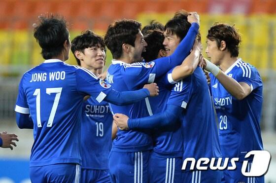 본문 이미지 - 3일 오후 경기도 수원시 팔달구 월드컵경기장에서 열린 2016 아시아축구연맹(AFC) 챔피언스리그 수원삼성과 상하이 상강의 경기에서 선취골을 넣은 김건희가 동료선수들과 기뻐하고 있다. 2016.5.3/뉴스1 ⓒ News1 이재명 기자