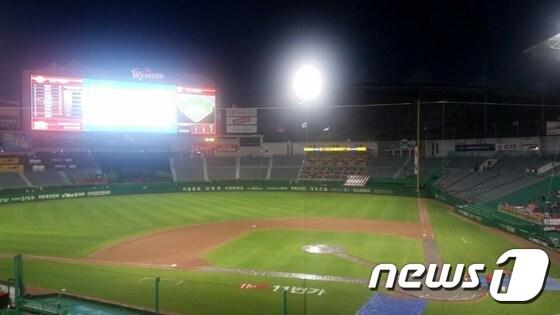 본문 이미지 - 3일 인천 SK 행복드림구장에서 열린 SK와 한화의 경기에서 2회 도중 쏟아진 비로 경기가 멈췄다. 2016.5.3/뉴스1 ⓒ News1
