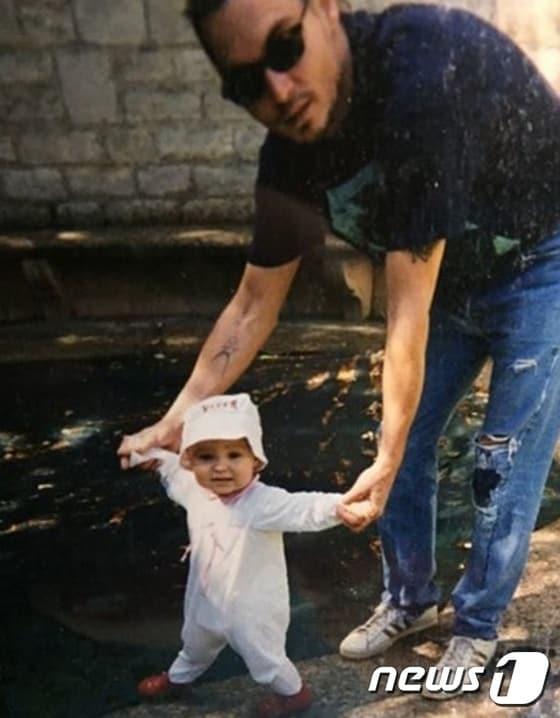 본문 이미지 - 조니뎁의 딸 릴리로즈(Lily-Rose)의 어린시절 인스타그램. ⓒ News1