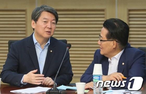 본문 이미지 - 안철수 국민의당 공동대표와 박지원 원내대표가 지난달 31일 국회 의원회관에서 열린 당 정책역량강화 집중 워크숍에서 대화 하고 있다. 2016.5.31/뉴스1 ⓒ News1 송원영 기자