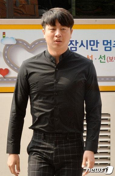 본문 이미지 - 여대생 성폭행 혐의를 받고 있는 개그맨 유상무가 31일 피의자 신분으로 서울 강남경찰서에 조사를 받기 위해 출석하고 있다. 2016.05.31/뉴스1 ⓒ News1 박세연 기자