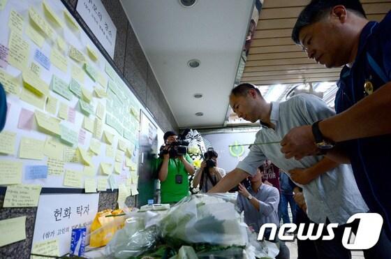 본문 이미지 - 31일 오전 서울 지하철 2호선 구의역에서 열린 구의역 스크린도어 사고 원인규명과 대책촉구 기자회견 후 참석자들이 추모의 공간에 헌화하고 있다.  2016.5.31/뉴스1 ⓒ News1 박정호 기자