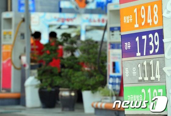 본문 이미지 - 정부가 현재 경유 차량에 매기는 환경개선부담금을 경유에 직접 부과하는 방안을 적극 검토 중이다. 지금은 경유차 1대에 연간 10만∼80만원씩 환경개선부담금이 부과되지만 경유에 직접 부과할 경우 1L에 150원의 세금이 더해질 전망이다. 31일 오후 서울 강남구의 한 주유소에서 직원들이 차량에 주유를 하고 있다. 2016.5.31/뉴스1 ⓒ News1 최현규 기자
