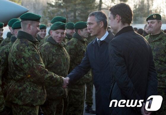 본문 이미지 - 옌스 스톨텐베르그 나토 사무총장이 에스토니아 아마리 공군기지를 방문하고 있다. ⓒAFP=뉴스1